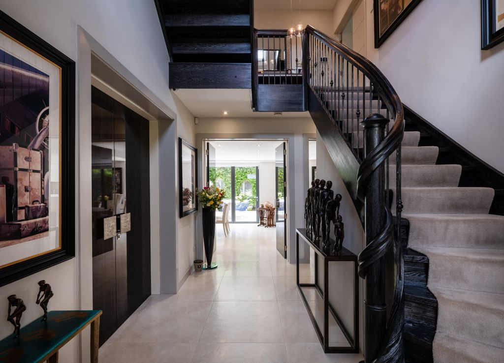 Property photo 3 of 22 Entry Foyer