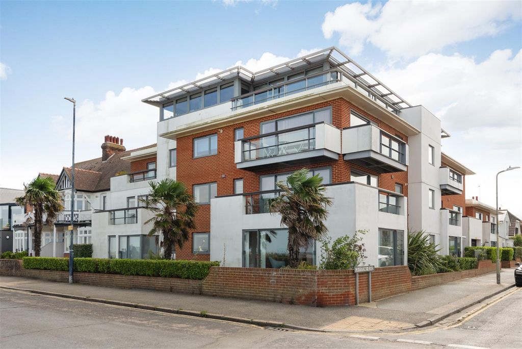 Property photo 2 of 17 Graystone Road, Tankerton, Whitstable