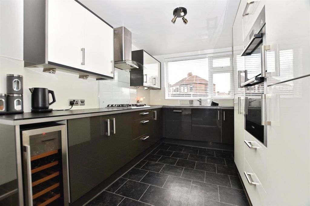 Property photo 3 of 19 Kitchen / Diner