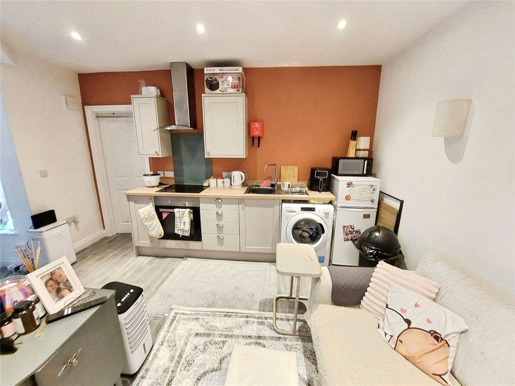 Property photo 2 of 9 Lounge / Kitchen