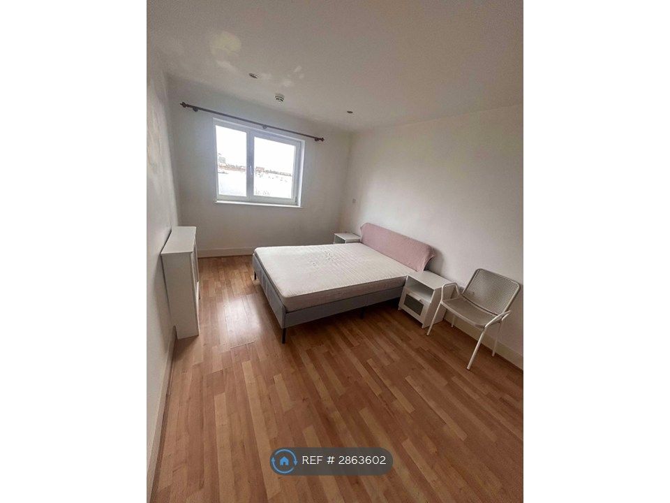 Property photo 3 of 10 Bedroom With Ensuite