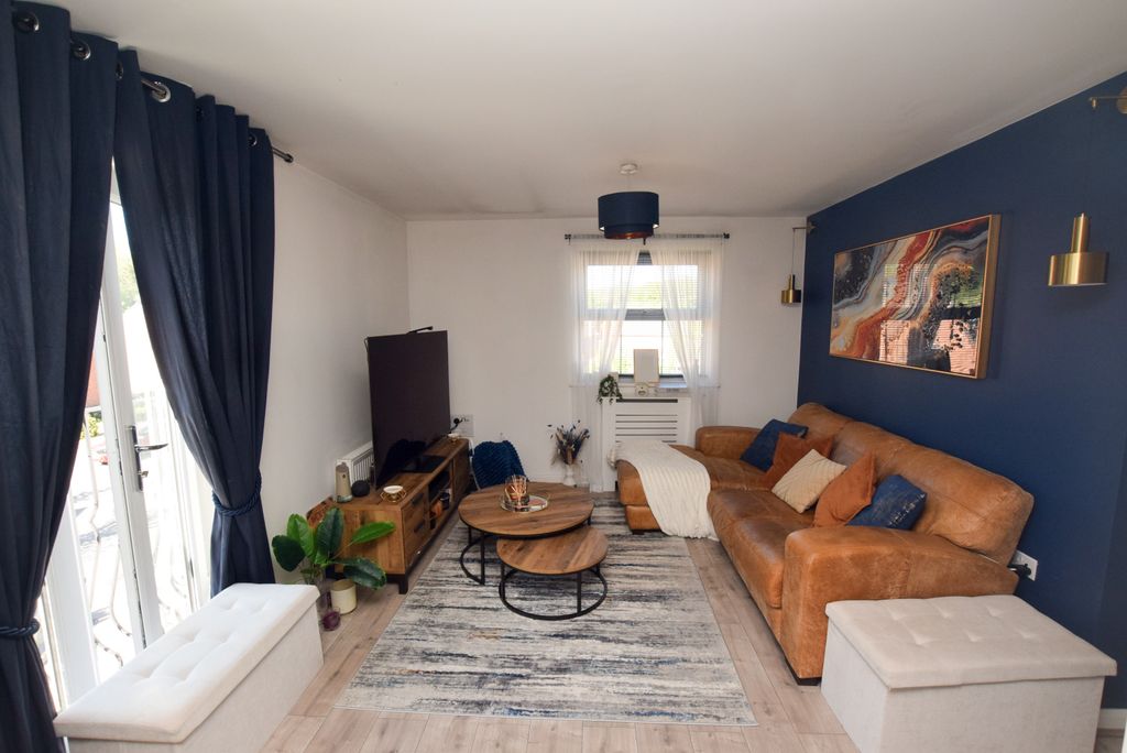 Property photo 2 of 11 Lounge