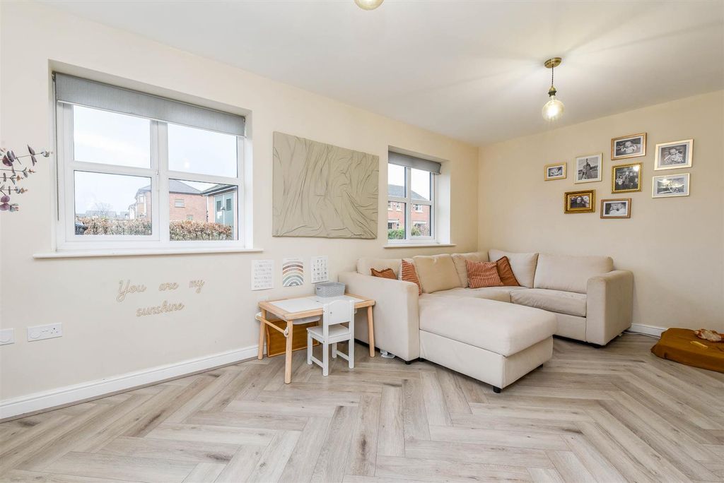 Property photo 2 of 24 Lounge