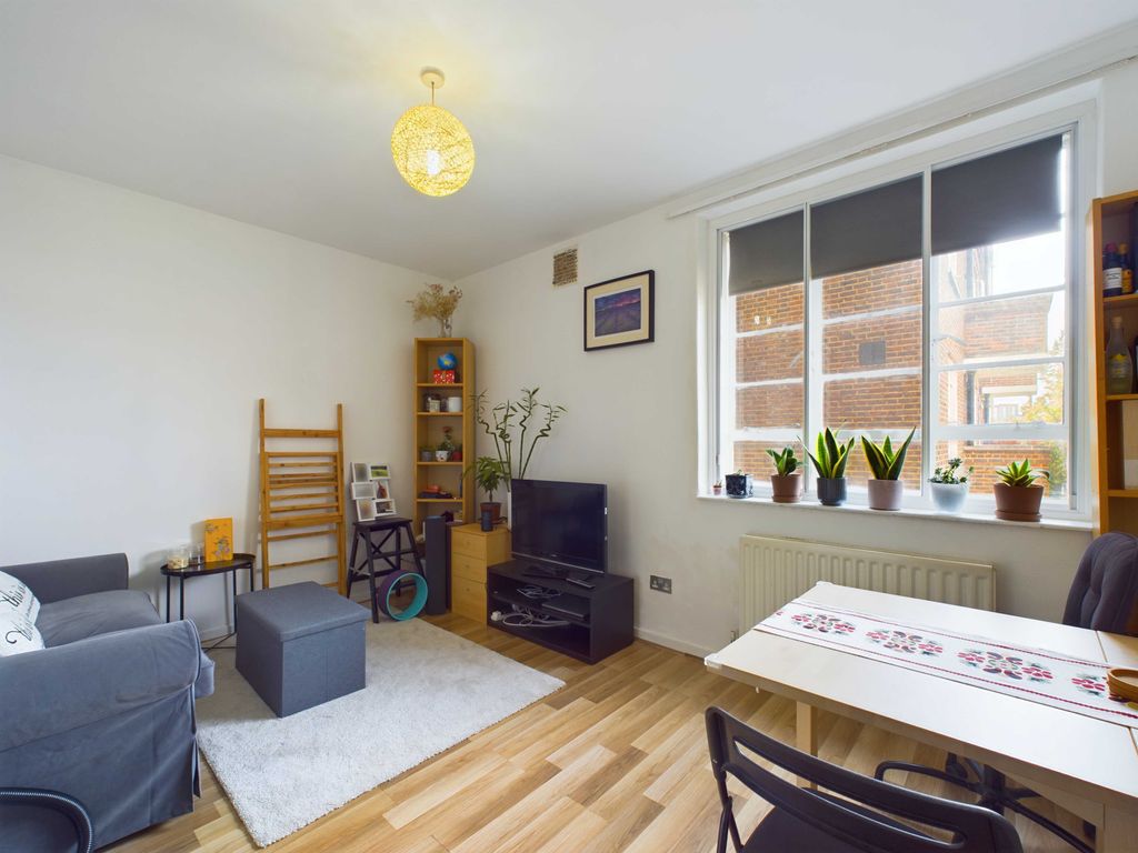 Property photo 1 of 10 Cam03741G0-Pr0039-Still001