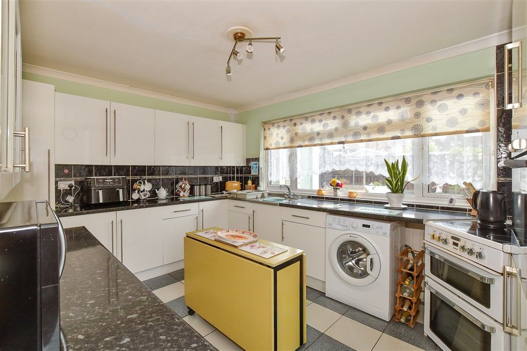Property photo 2 of 11 Kitchen