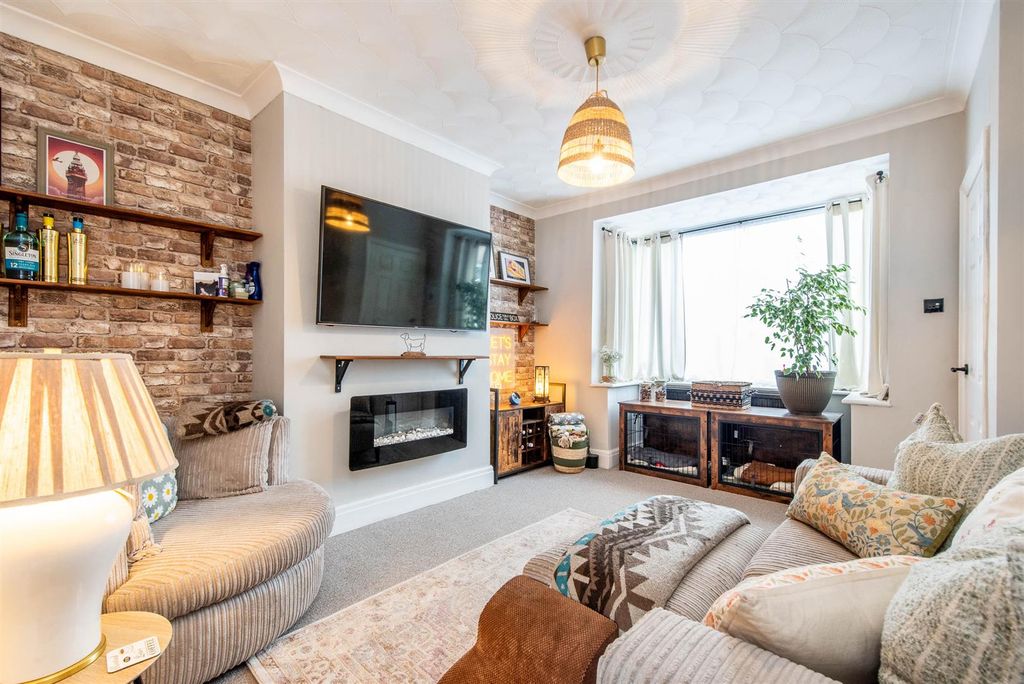 Property photo 3 of 20 Lounge