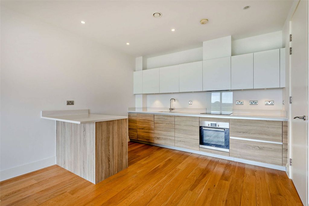 Property photo 3 of 8 Kitchen