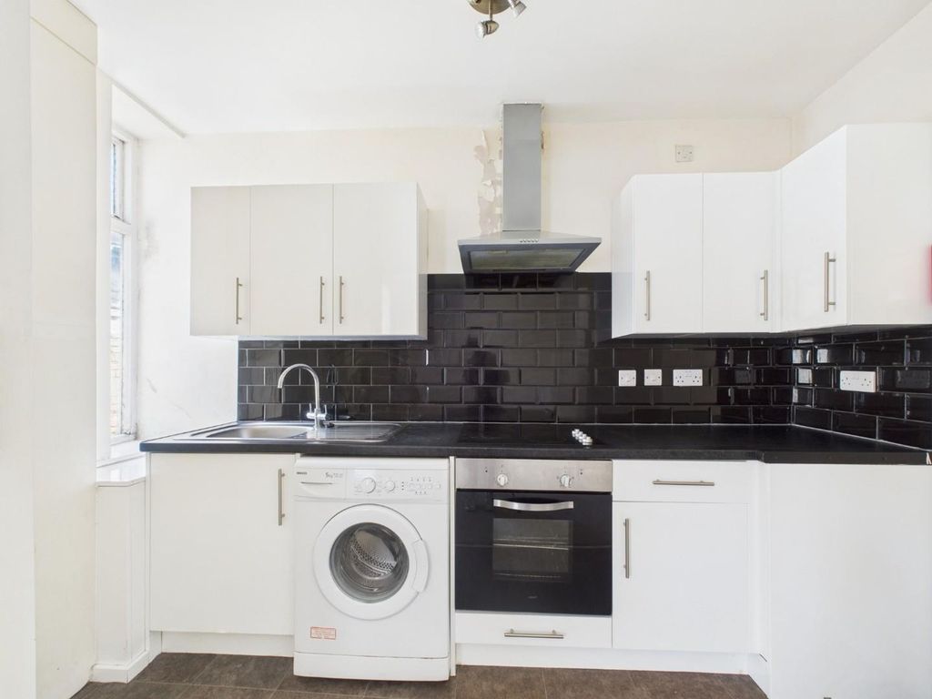 Property photo 3 of 9 Kitchen