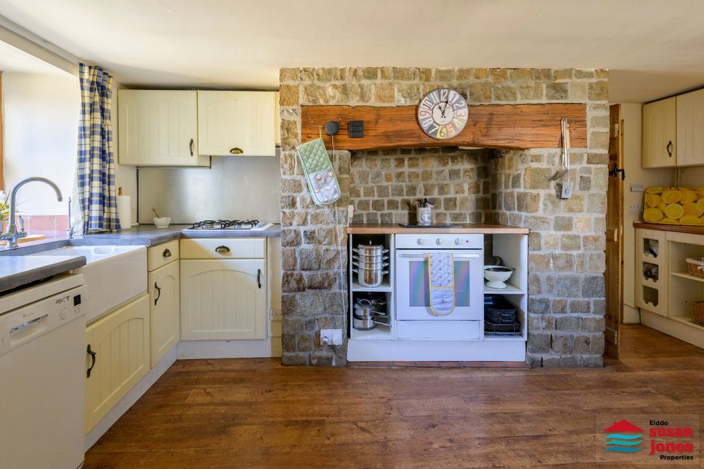 Property photo 2 of 31