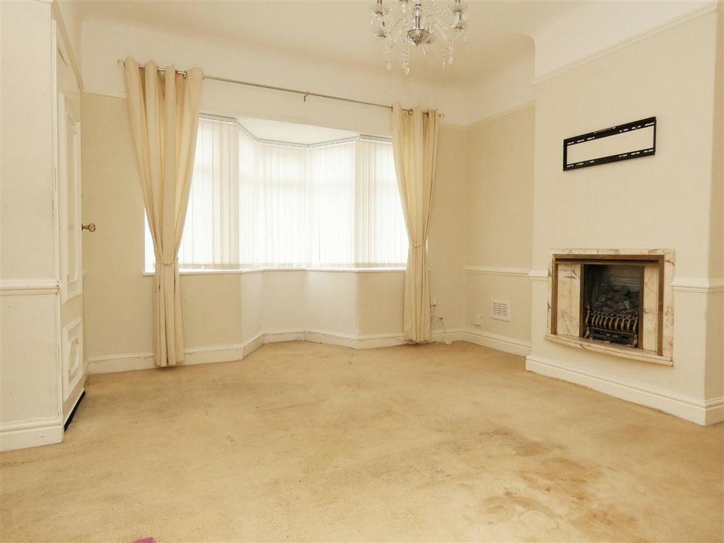 Property photo 3 of 18 Lounge