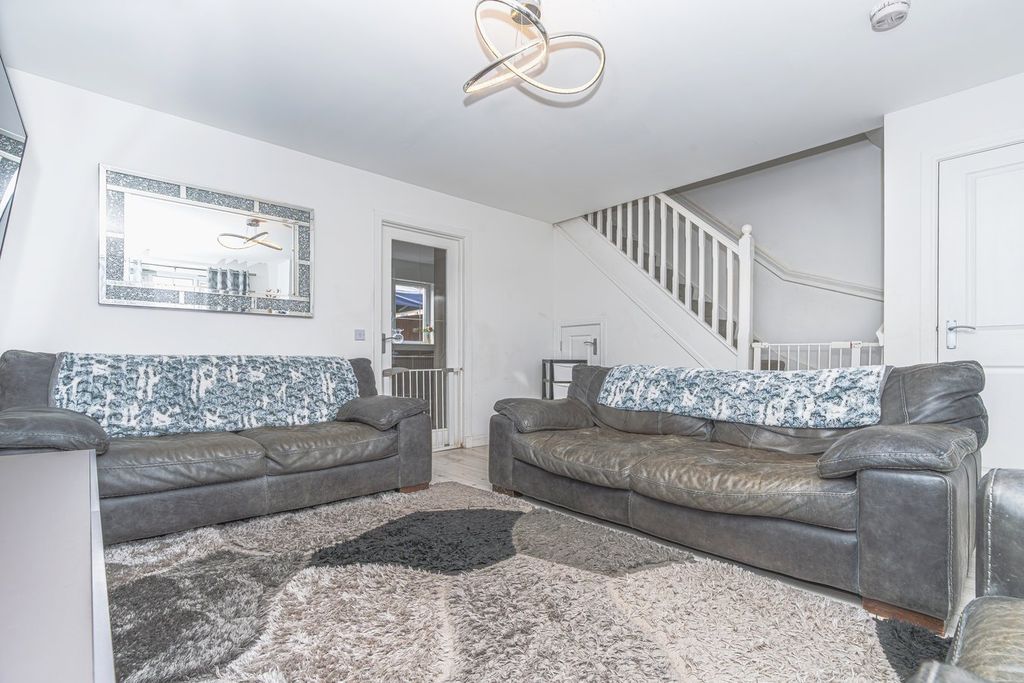 Property photo 2 of 33