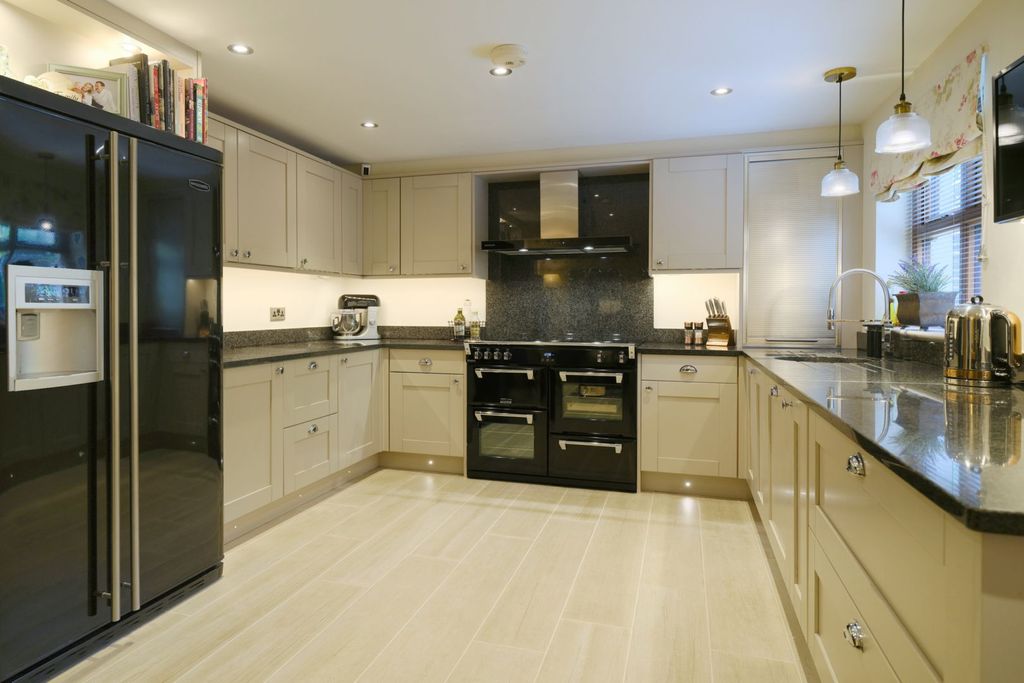 Property photo 2 of 37 Kitchen/Breakfast