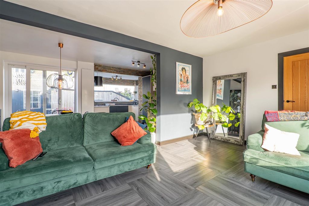 Property photo 3 of 32 Lounge