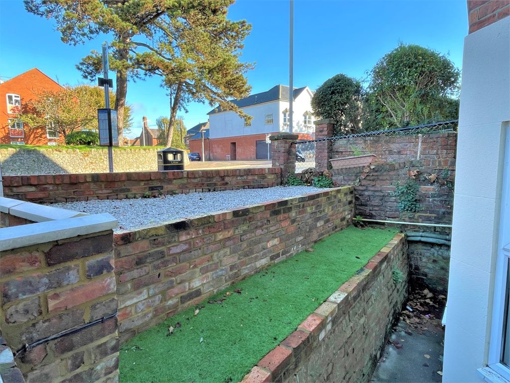 Property photo 2 of 11 Front Garden