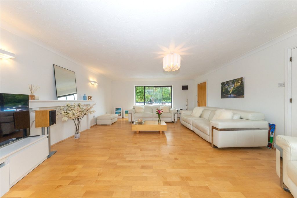 Property photo 2 of 24 Lounge