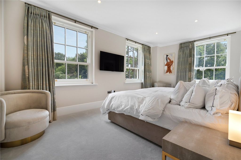 Property photo 2 of 18 No.4 The Manor