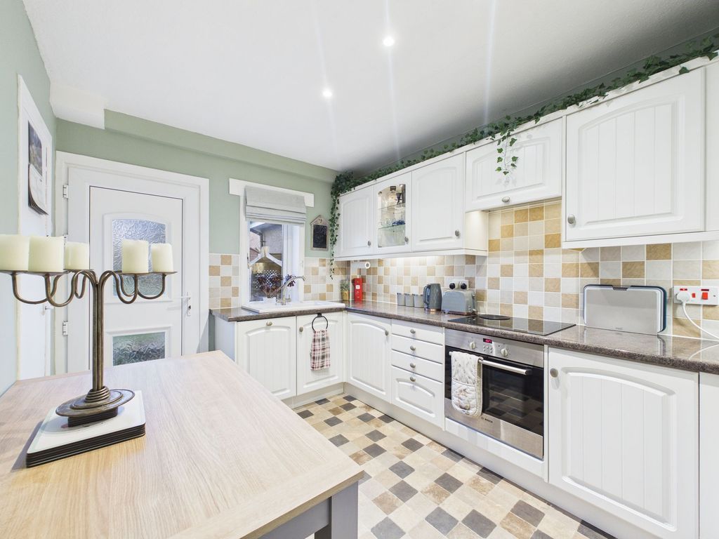 Property photo 3 of 10 Kitchen