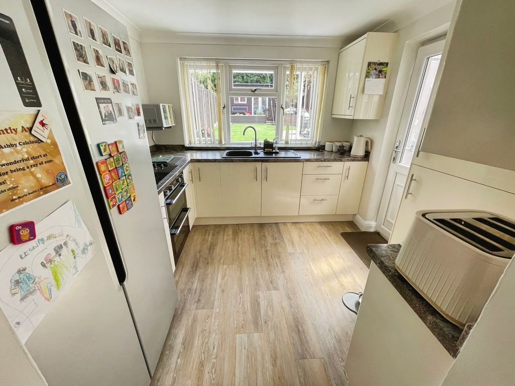 Property photo 3 of 18 Kitchen
