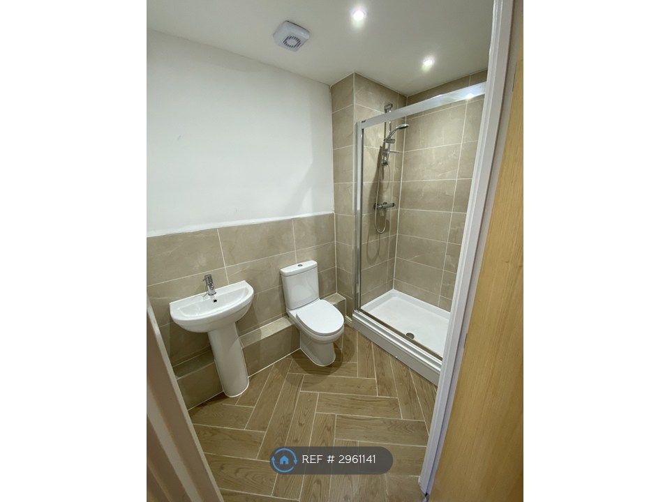 Property photo 3 of 15 En Suite Shower Room