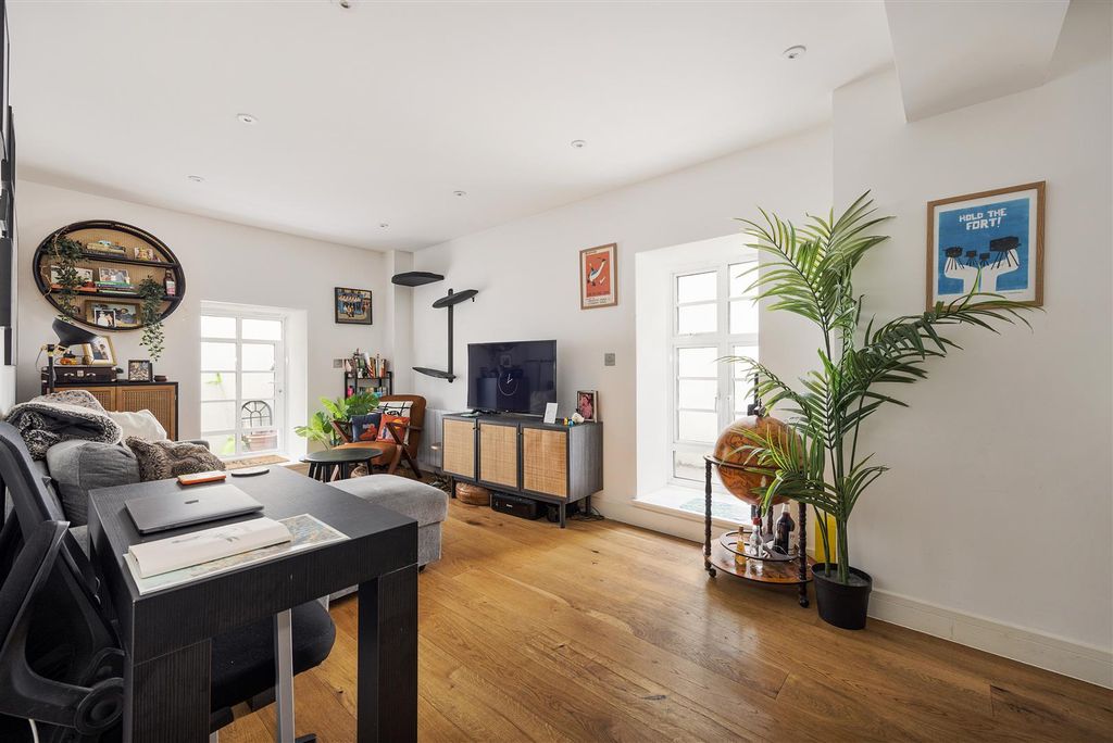 Property photo 2 of 17 Lemna Road, E11