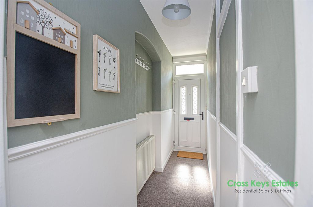 Property photo 3 of 19 Entrance Hallway