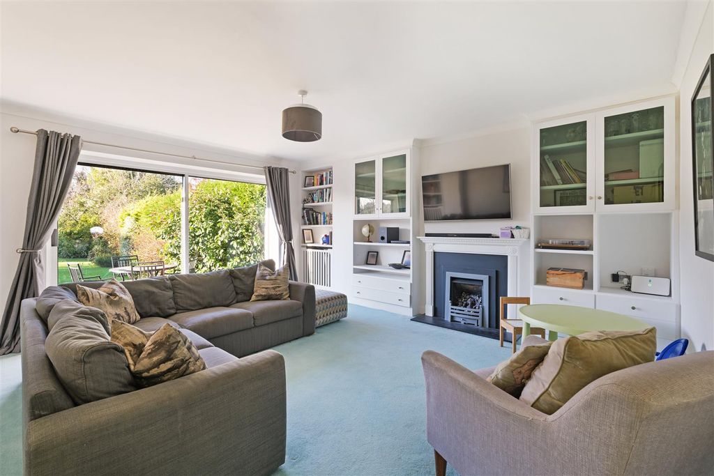Property photo 3 of 29 Downs Wood, 72- (1).Jpg