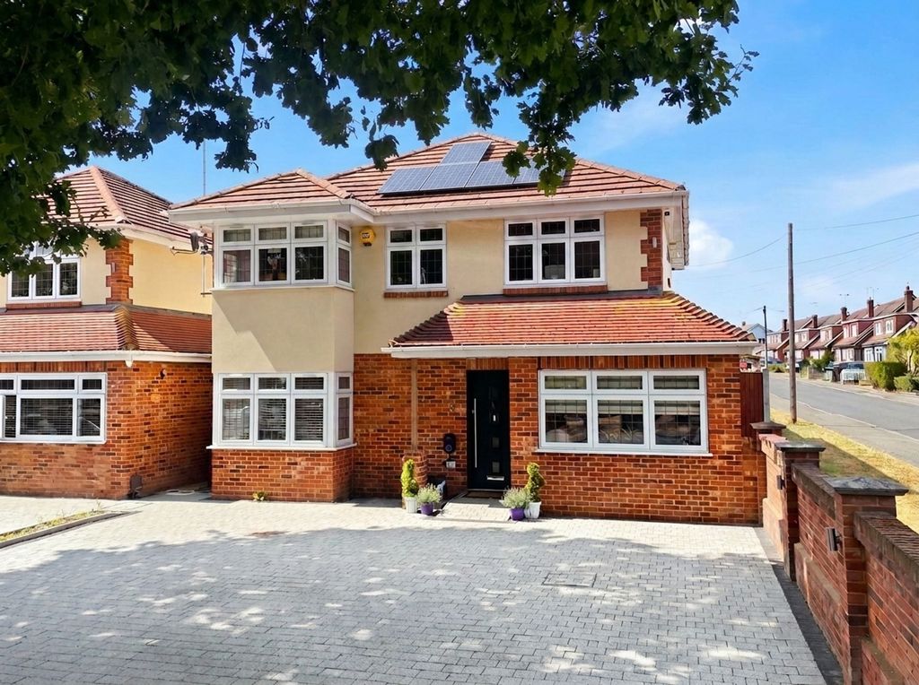 Property photo 1 of 18 Detached Family Home