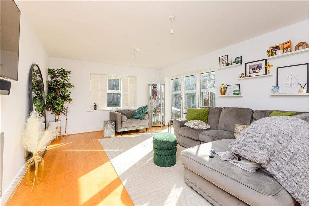 Property photo 3 of 12 Lounge