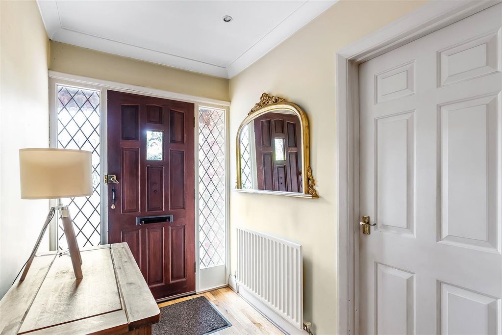 Property photo 2 of 22 28-West-Farm-Close-21.Jpg