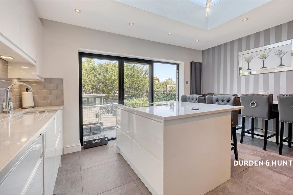 Property photo 2 of 30 Brackley Square