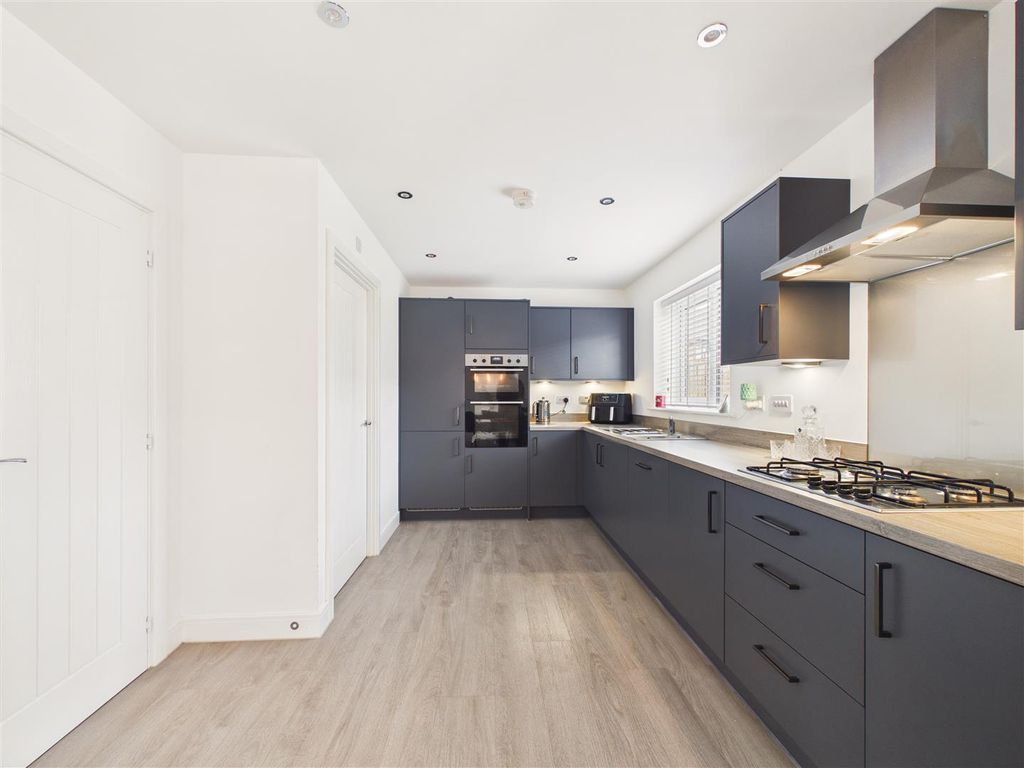 Property photo 3 of 17 Cam03303G0-Pr0316-Still025.Jpg