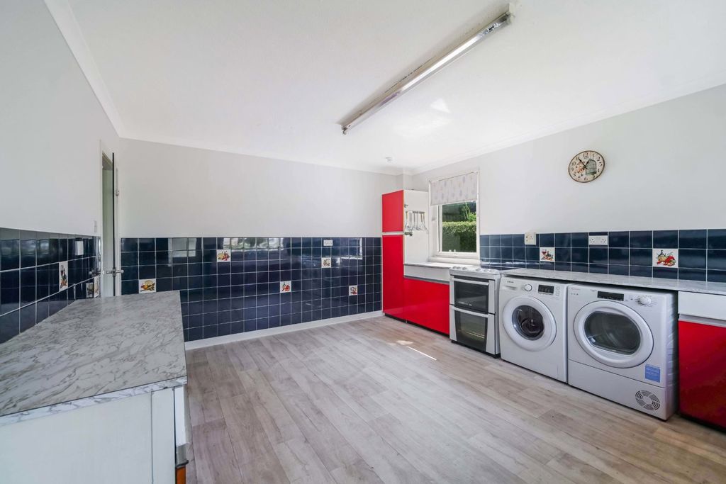 Property photo 3 of 18 Kitchen