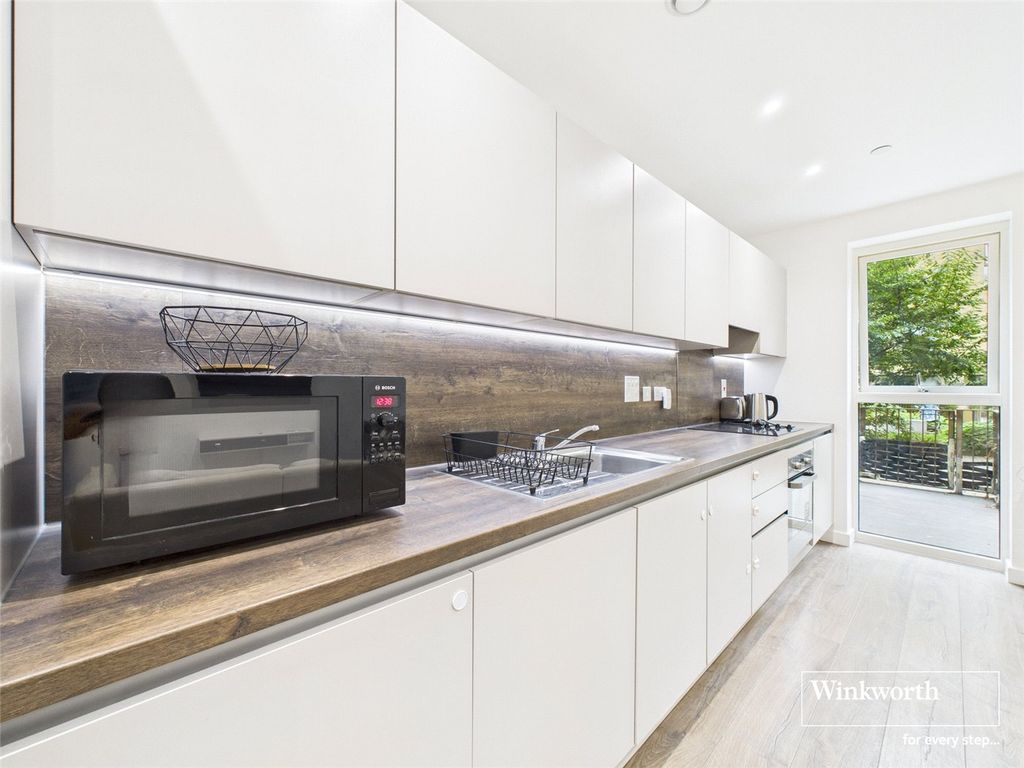 Property photo 3 of 10 Kitchen