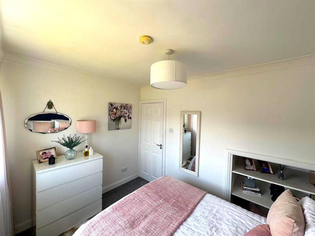 Property photo 3 of 16 Bedroom One Cont