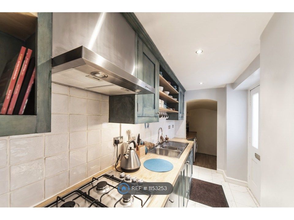 Property photo 3 of 8 Fitted Kitchen