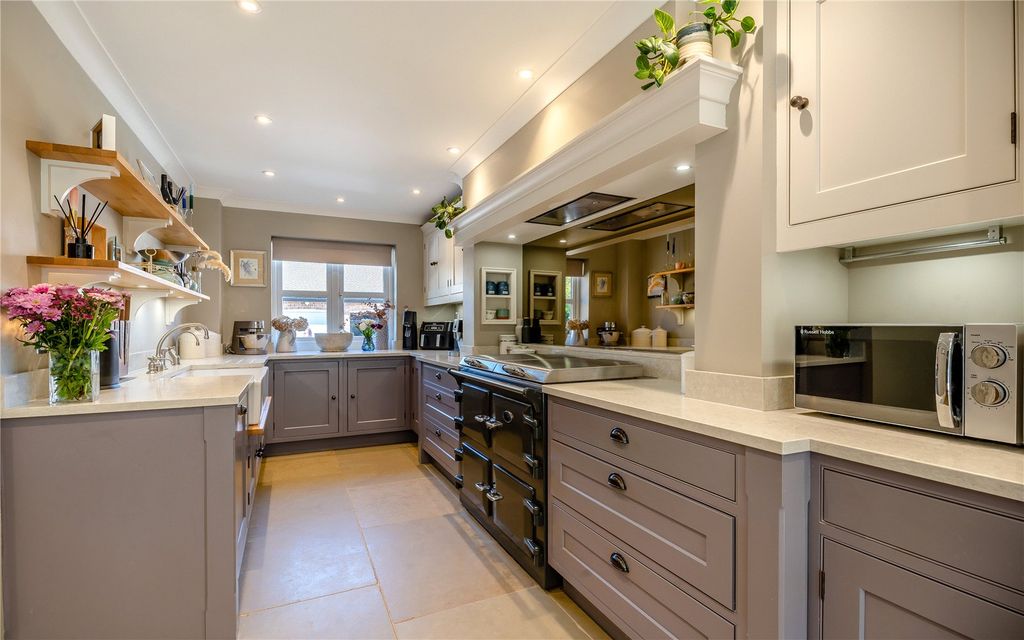 Property photo 3 of 19 Kitchen
