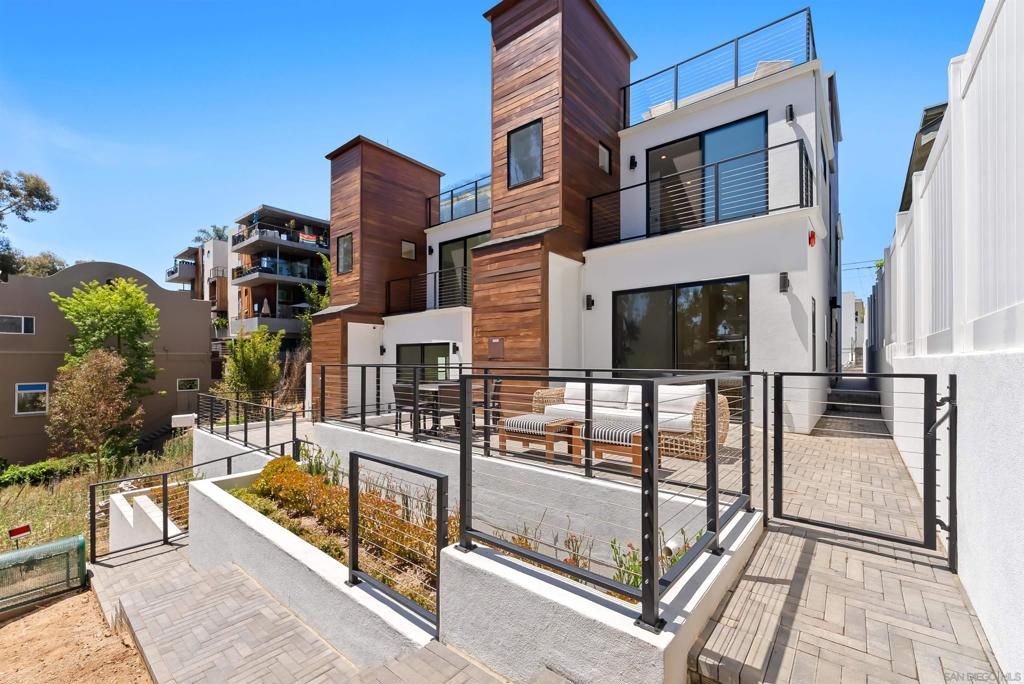 Property photo 2 of 41