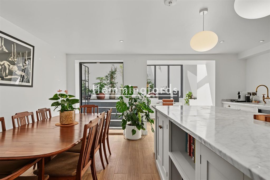 Property photo 1 of 20 Hemingford Road N1-15.Jpg