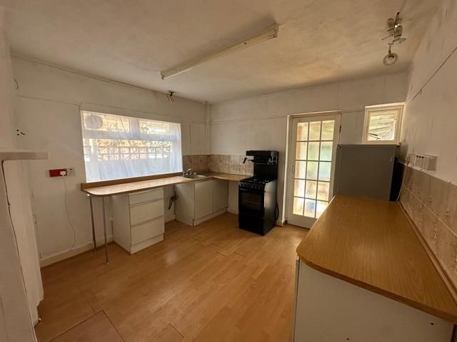 Property photo 3 of 18 Kitchen