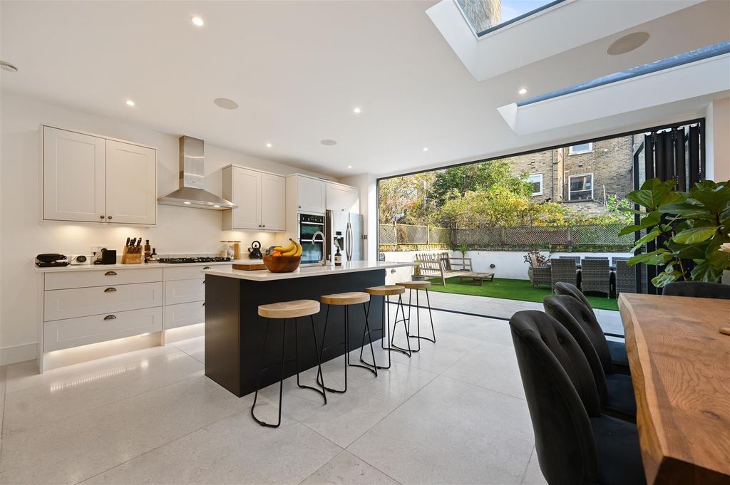 Property photo 2 of 18 Godolphin Road - Kitchenc3 (1).Jpg