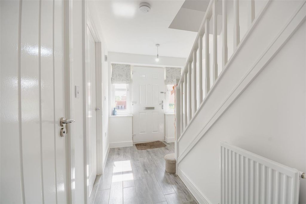 Property photo 2 of 27 Entrance Hall