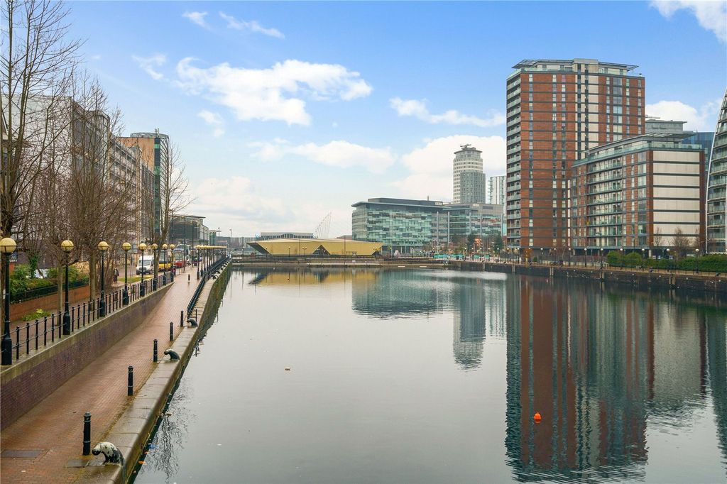 Property photo 2 of 8 Salford Quays
