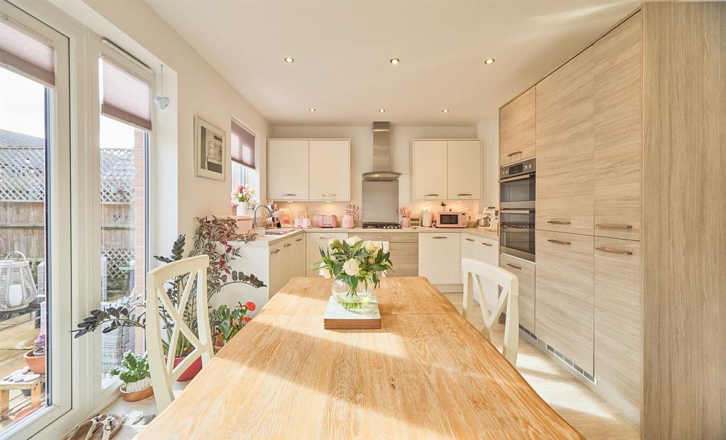 Property photo 2 of 17 Passchendaele Drive, Bb 13.Jpg