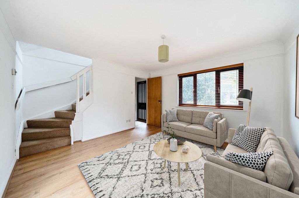 Property photo 2 of 9 Somerford Way