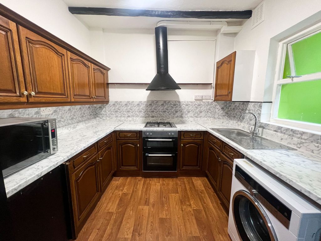 Property photo 2 of 14 Westbury Rd Ig11