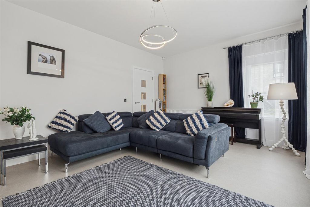 Property photo 2 of 34 Lounge