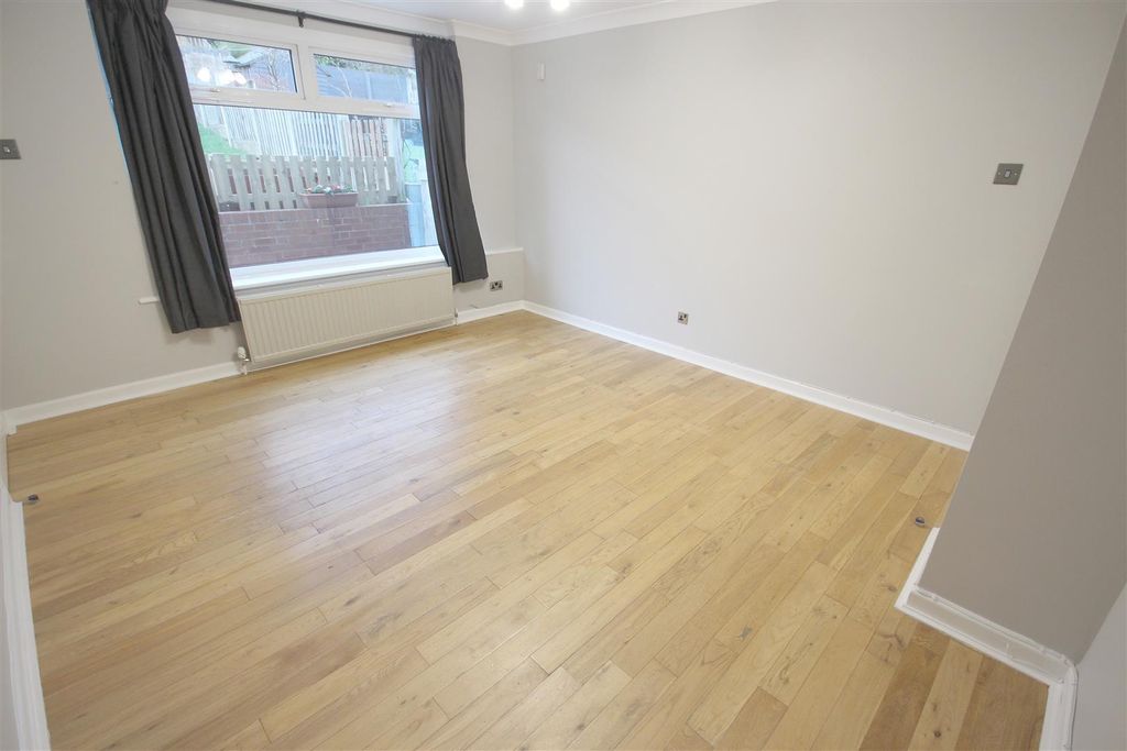 Property photo 3 of 16 Lounge