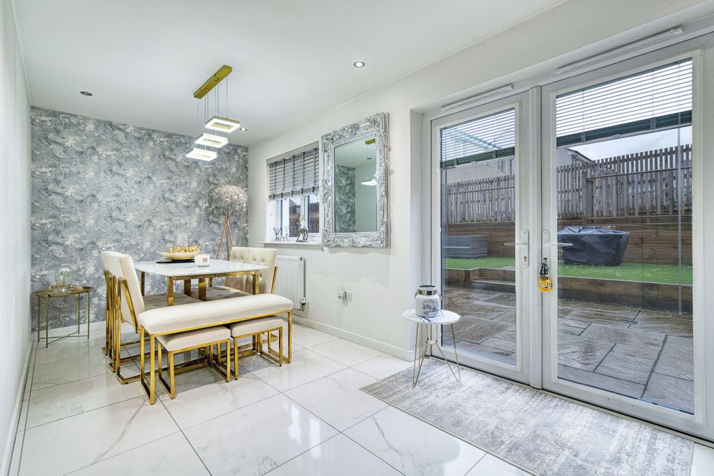 Property photo 2 of 32