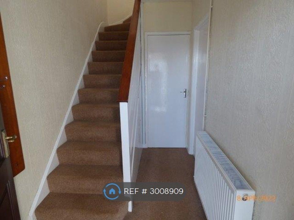 Property photo 3 of 34 Hall