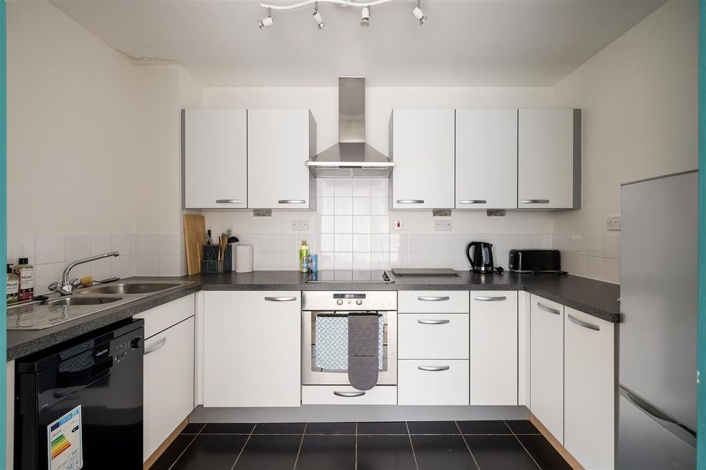 Property photo 3 of 19 Hacon Square, E8